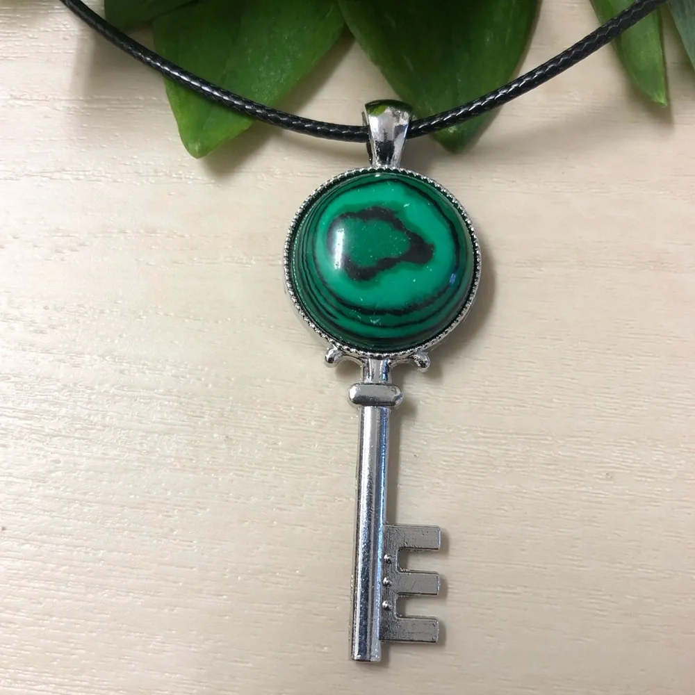 Malachite Pattern Key Shaped Synthetic Stone Pendant Necklace - Picture 3 of 4